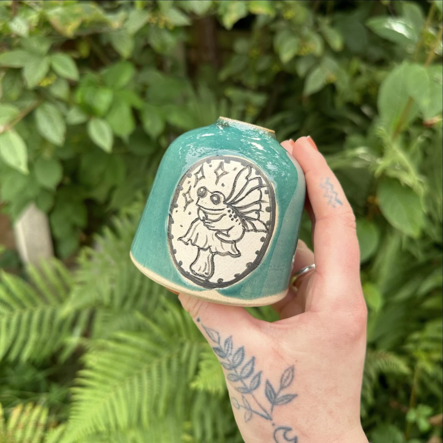 frog vase